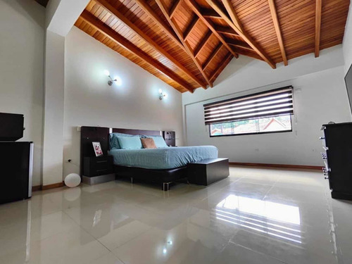 Imagen 11 de 17 de Casa Quinta De Lujo En Venta Urbanismo Con Piscina