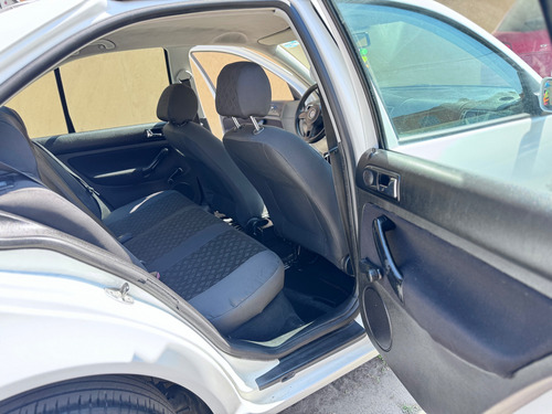 Volkswagen Jetta 2.0 L4 Mt