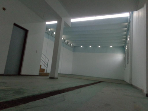 Imagen 3 de 7 de Importante Galpon Con Vivienda En Venta . Bº Residencial San Carlos . 250 Mts2 . Dos Plantas