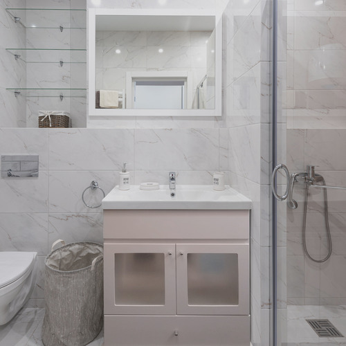 Vanitory Maral De Baño Madera Blanca 50 Cm Blanco Con 2 Puertas De Vidrio Estante Y Cajon Con Mesada De 3 Agujeros Para Griferia