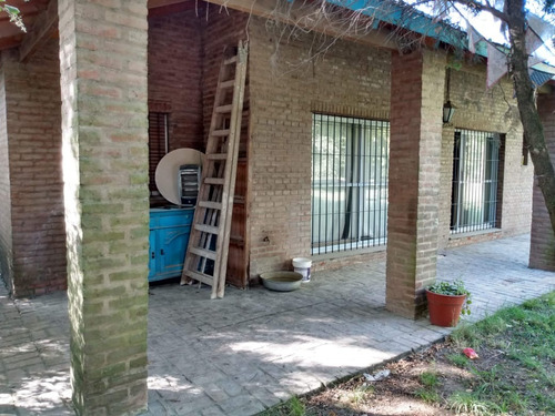 Casaquinta Con Amplio Parque, Gran Arboledo Y Pileta.