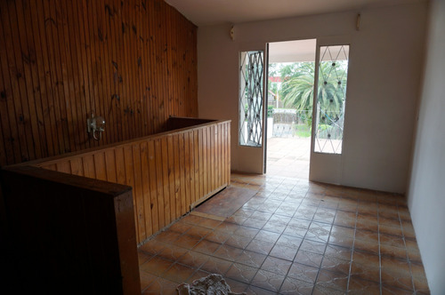 2 Hermosas Casas Con Playa De Estacionamiento Y Galpón De 120 M2