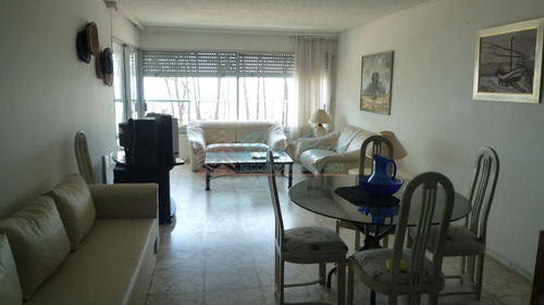 Apartamento En Mansa, 2 Dormitorios *- Ref: 859