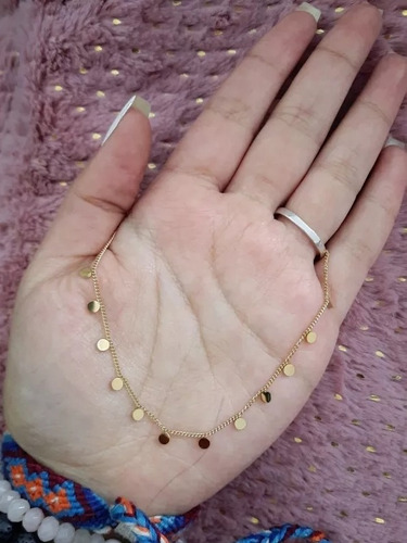 Imagen 5 de 5 de Collar Con Mini Dijes Redondos De Acero Color Oro
