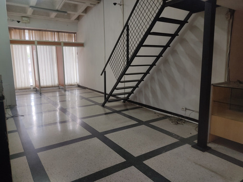 Vendo Lindo Local Con Mezzanina C.c Casona 1. Asesor Inmobiliario Silvia Jaramillo.