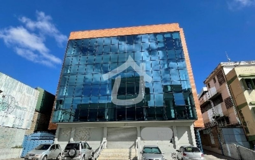 Imagen 2 de 17 de Edificio Industrial-comercial