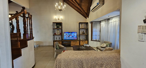 Casa Estilo Chalet 5 Ambientes Con Quincho, Pileta Y Cochera En Palomar