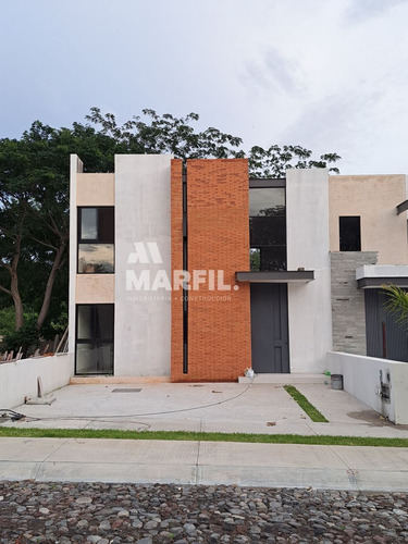 Venta De Casa De 3 Recámaras, Con Vista Al Jardín Al Norte D