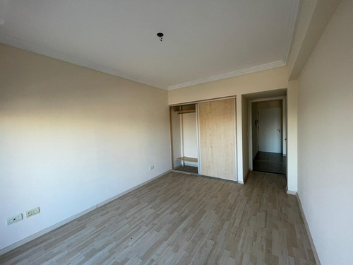 Dto De 2 Ambientes En Venta Al Frente Con Balcón