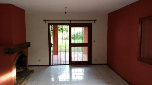 Impecable Casa Moderna 2 Plantas, Sobre Calle Uruguay