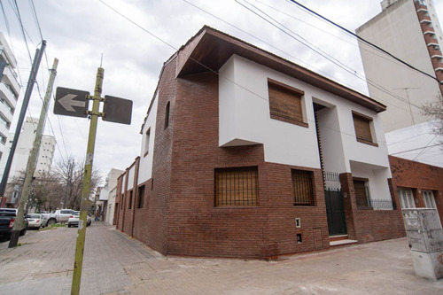 Venta Casa 4 Dorm., 3 Baños Y Cochera, La Plata