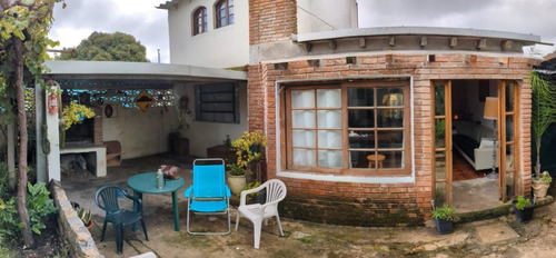 Dueño Vende 2 Casa En Un Solo Padron En Barrio Colón Cerca De Todos Los Servicios.