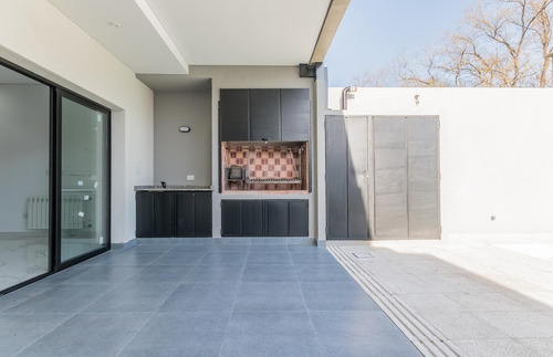 Imagen 18 de 30 de Venta · Casa A Estrenar De Categoría En Moreno · Pileta · Patio · Balcón · Financia · Permuta