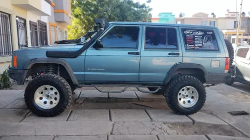 Jeep Cherokee Cherokee Sport 4x2 At