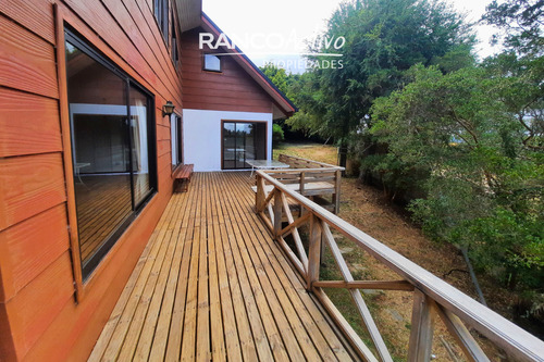 Hermosa Casa Con Amplios Espacios Y Entorno Natural. 4d, 3b