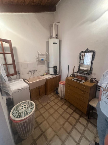 Casa Con Garage Sobre Avenida En Venta!!!