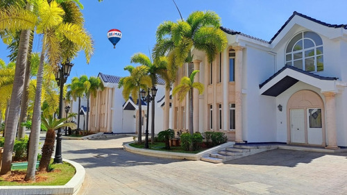 Re/max 2mil Vende Casa En El Conjunto Residencial Royal Crown, Avenida Francisco Esteban Gómez, Porlamar. Isla De Margarita, Estado Nueva Esparta