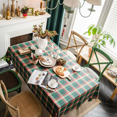 Mesa Rústica De Tela Navideña Tejida Con Un Mantel Verde