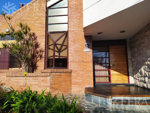 Imagen 2 de 30 de Venta De Casa De 4 Ambientes Con Cochera, Jardin Y Patio Con Parrilla En Wilde (28232)