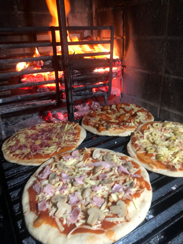 Servicio De Pizzas A La Parrilla / Cocina / Parrilla / Mozos