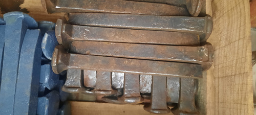 3 Clavos Rieleros Ferrocarril Marca H C Rectos Acero Antiguo (Usado)