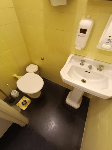 Zabala Y Piedras Oficina 65m2 Con Kitchenette Y Baño.