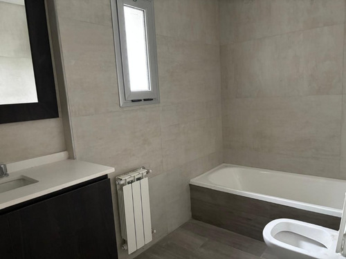 Departamento En Venta A Estrenar De 3 Ambientes Con Cochera En Bernal Centro