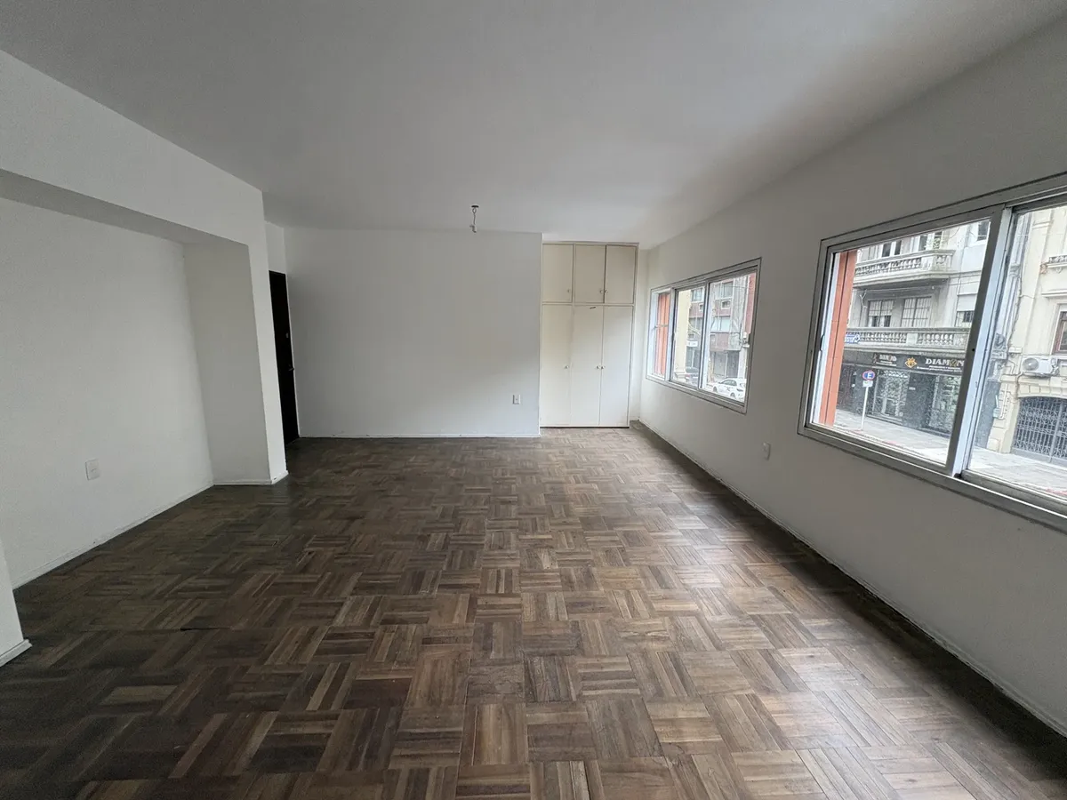Alquiler - Apartamento Al Frente Con Dos Dormitorios En El Centro · Foto 3