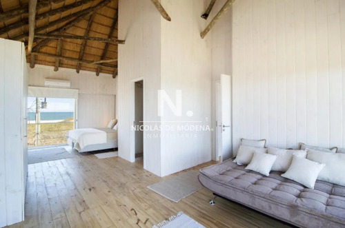 Vende Casa Con Vista Al Mar De 3 Dormitorios En Suite, En Jose Ignacio.
