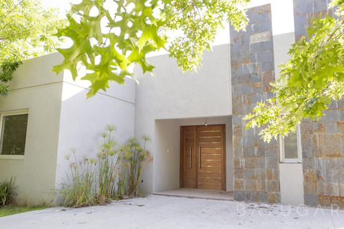 Venta - Casa En Los Alcanfores - Bayugar Negocios Inmobiliarios