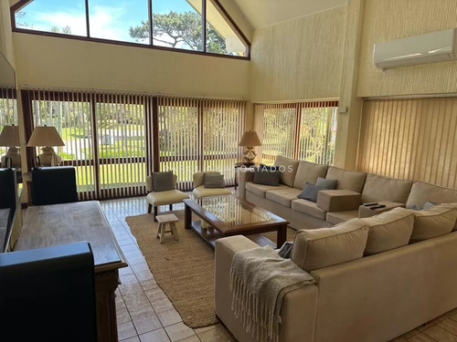 Excelente Casa En Venta De 5 Dormitorios En Lugano, Punta Del Este.