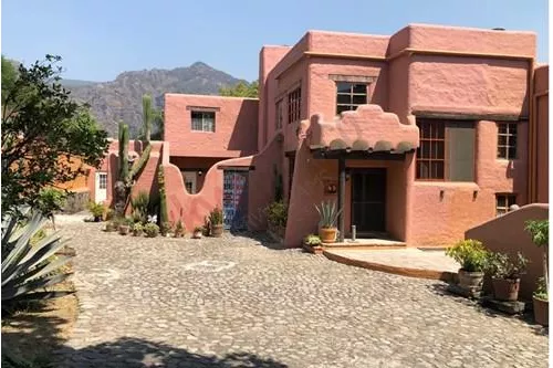 Casa Tipo Rural, Al Estilo Arizona, Encaja Bien, Con Este Pueblo Tepozteco