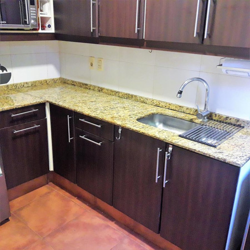 Casa En Buceo, Muy Buen Estado, 2 Dormitorios, 2 Baños, Cochera Y Parrillero