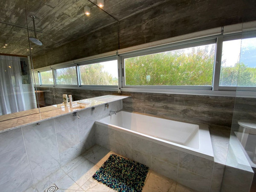 Casa En Alquiler Por Temporada De 4 Dormitorios En Punta Piedras (ref: Bpv-8720)