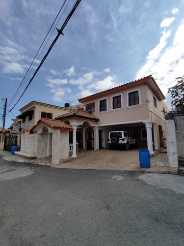 Vendo Amplia Casa Con Patio, 2 Niveles En San Cristobal