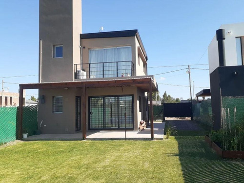 Casa Venta 2 Dormitorios 2 Baños 1 Cochera 250 Mts 2 Totales - Manuel B Gonnet