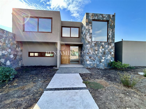 Casa En Venta De 4 Dorm. En Colina