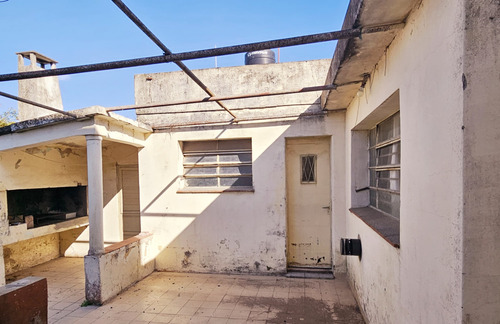 Excelente Casa De 3 Dormitorios Con Jardin En Barrio Correo