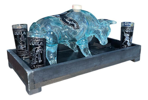 Toro Licorera 700ml Con 4 Tequileros 60ml Con Base De Madera Agua