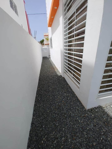 Casa Ubicada En El Residencial Las Orquídeas, La Romana.