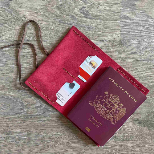 Porta Pasaporte De Cuero Color Ruby