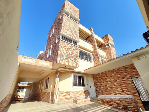 Townhouse En Obra Gris En Urb Andres Bello Maracay, Financiamiento Disponible. 23-18761 More