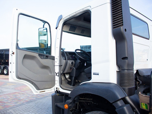 Imagem 2 de 21 de Vw 26280 Manual 6x4 Com Munck Aiz 45.000 2021 =iveco, Scania