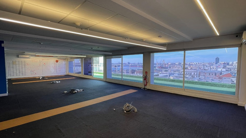 Oficina En Venta, En La Ciudad Vieja, Sobre La Calle Misiones - Con Una Terraza Increible De 40m2 Con Vista Despejada Y Mucho Sol.