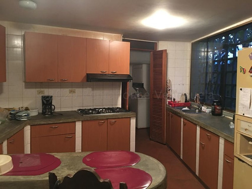 Imagen 10 de 13 de Casa Venta Prados Del Este Mls #22-17848 Estupenda Casa De 3 Niveles Para Remodelar, Fresca E Iluminada En Urb, Con Calle Cerrada, 24/7 Cuenta 2 Bellos Salones