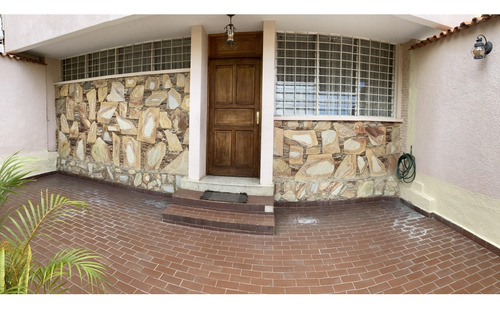 Piedra Azul. Venta Casa 189m2 3h+s/2.5b/1p. 2341
