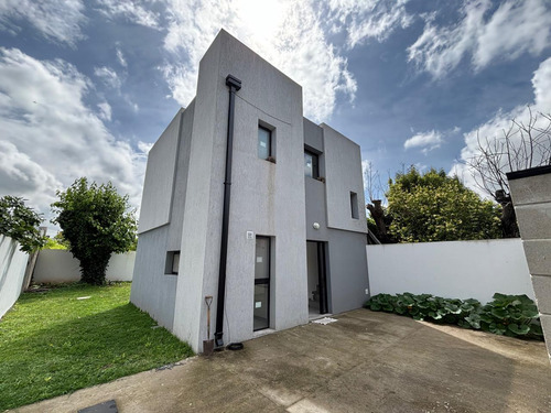 Duplex En Venta - 2 Dormitorios 2 Baños - 207mts2 - Villa Elisa