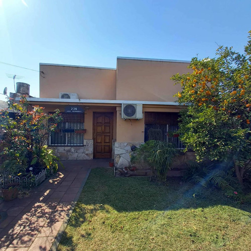 Venta Casa Al Frente, Impecable Estado!!