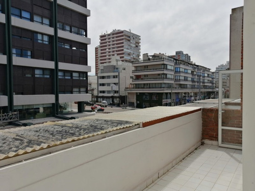 Local Con Vivienda En Calle 24 Punta Del Este- Ref: 1042