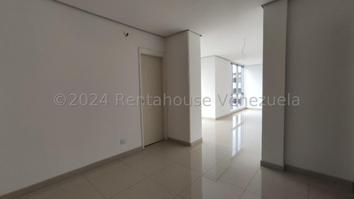 Dalisa Bigott Alquila Oficina Ejecutiva En Torre Esser | 72 M² | 2 Baños, Vista Panorámica, Planta Eléctrica | Barquisimeto #25-2442